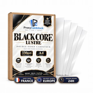 Op de afbeelding: Een rechthoekige kartonnen doos met witte A4-kartonvellen. De doos bevat de tekst ProxyCardstock, Black Core Lustre, Double-Sided Cardstock, 330gsm en A4 Format, en is voorzien van zwarte en gouden grafische accenten en iconen.