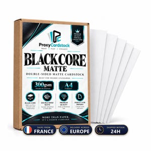 Może przedstawiać: Prostokątne kartonowe pudełko zawierające białe arkusze kartonu w formacie A4. Etykieta na pudełku zawiera napisy ProxyCardstock, Black Core Matte, Double-Sided Matte Cardstock, 300gsm, A4 Format, Built for Higher Standards, More Than Paper.