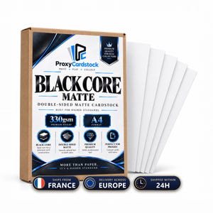 Op de afbeelding: Een rechthoekige kartonnen doos met witte kartonnen vellen in A4-formaat. Het etiket bevat de tekst ProxyCardstock, Black Core Matte, 330gsm en A4-formaat. Het ontwerp heeft blauwe en zwarte accenten met iconen die de kenmerken van het papier tonen.