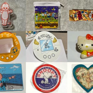 Pu&ograve; includere: Una collezione di vari oggetti vintage, tra cui una figura di bambino in plastica trasparente, una piccola pochette con cerniera con un'illustrazione colorata e una barretta di caramelle confezionata con testo giapponese e un personaggio dei cartoni animati. Anche un Tamagotchi giallo e una statuina di Hello Kitty.