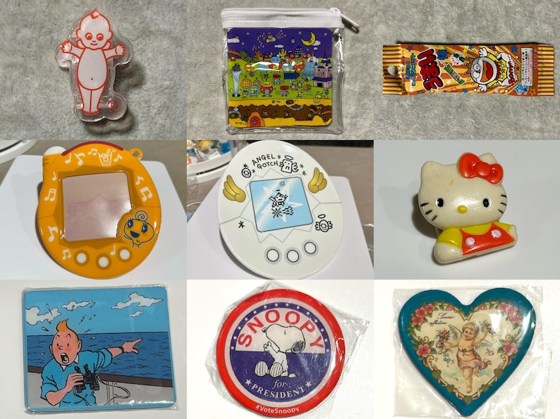 Pu&ograve; includere: Una collezione di vari oggetti vintage, tra cui una figura di bambino in plastica trasparente, una piccola pochette con cerniera con un'illustrazione colorata e una barretta di caramelle confezionata con testo giapponese e un personaggio dei cartoni animati. Anche un Tamagotchi giallo e una statuina di Hello Kitty.
