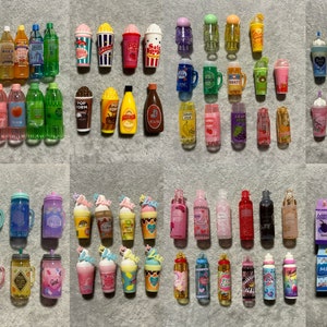 Könnte beinhalten: Eine Sammlung von Miniatur-Lebensmitteln und -Getränken, darunter Saftflaschen, Limonaden, Milchkartons, Popcornbecher und verschiedene Getränke. Die Artikel sind in einer Vielzahl von Farben und Designs erhältlich, perfekt für ein Puppenhaus oder Bastelprojekt.