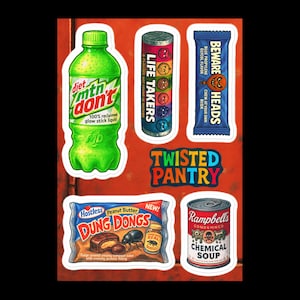 Könnte beinhalten: Ein Aufkleberbogen mit Parodien von Lebensmitteln und Getränken. Enthält eine grüne Flasche "diet mtn don't", eine Dose "Life Takers", einen blauen "Beware Heads" Schokoriegel, ein "Twisted Pantry" Logo, einen "Dung Dongs" Schokoriegel und eine Dose "Rampbell's Chemical Soup".