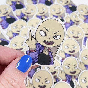 Könnte beinhalten: Ein Aufkleber mit einer Cartoonfigur mit Glatze, lila Jacke und schwarzem Shirt, die den Mittelfinger zeigt. Die Figur hat eine runzelnde Stirn, wütende Augen und einen weit geöffneten Mund.