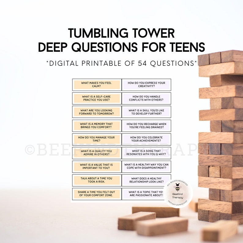Puede incluir: Un conjunto imprimible de 54 preguntas profundas para adolescentes, dise&ntilde;ado para generar conversaci&oacute;n y autorreflexi&oacute;n. Las preguntas se presentan en tarjetas individuales, que se asemejan a un juego de torre de bloques que se derrumba. El fondo presenta una torre de madera hecha de bloques apilados.