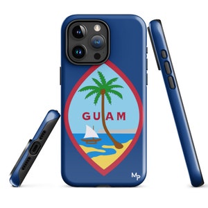 Könnte beinhalten: Eine blaue Handyhülle mit einem weißen und gelben Bild der Flagge von Guam. Die Flagge zeigt einen Palmenbaum, ein Segelboot und das Wort "GUAM".