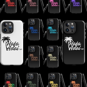 Könnte beinhalten: Ein Set mit 12 Handyhüllen mit einer weißen Palme und dem Text "Hafa Adai" in verschiedenen Farben. Die Hüllen sind für iPhone-Modelle konzipiert.