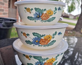 Vintage bloemen mengkom set, 3 stuks met deksel New Old Stock Kitchen Retro