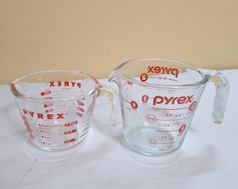 Juego de tazas medidoras de vidrio Pyrex vintage de 1 y 2 tazas con estampado rojo, fabricadas en EE. UU.