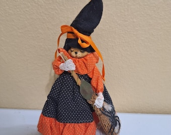 Lalka porcelanowa z twarzą kota czarownicy z Halloween w kolorze pomarańczowym i czarnym, z miotłą, do dekoracji