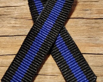 Niebieska wstążka ze srebrną przypinką