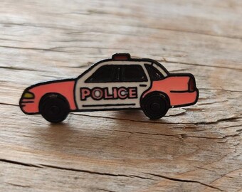 Różowa przypinka do radiowozu