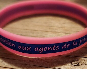 Różowa silikonowa bransoletka z wygrawerowaną niebieską linią wspierającą oficerów pokojowych