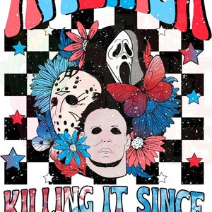 Może przedstawiać: Projekt graficzny z tekstem "America Killing It Since 1776" w kolorze czerwonym, białym i niebieskim. Projekt zawiera szachownicowe tło z gwiazdami, kwiatami i maskami z filmów grozy, w tym maską Ghostface, maską Michaela Myersa i maską Jasona Voorheesa.