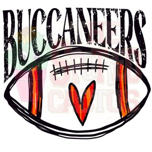 Puede incluir: Gráfico en blanco y negro de una pelota de fútbol con rayas rojas y naranjas. La palabra "BUCCANEERS" está escrita en una fuente desgastada sobre la pelota. Un corazón rojo y naranja está en el centro de la pelota.