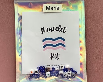 pomysł na prezent, upominek na imprezę, bransoletka z imieniem, zrób własny prezent w postaci bransoletki, zestaw bransoletek, bransoletka DIY, zestaw do majsterkowania, spersonalizowany