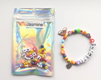 Kit para crear pulseras arcoíris personalizadas, kit para hacer joyas con nombres personalizados para niños, kit de manualidades arcoíris DIY, regalo para bolsas de fiesta de cumpleaños infantil