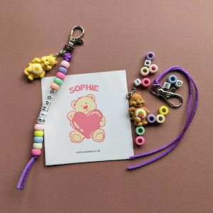 Llavero personalizado, dije para bolso con nombre, kit de manualidades, dije para bolso de niños, idea de regalo de osito de peluche, kit listo para usar o para hacer uno mismo, obsequios para fiestas infantiles