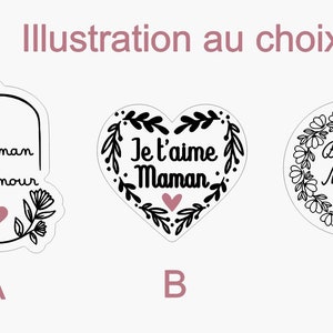 Op de afbeelding: Drie zwart-wit illustraties met bloemmotieven en roze harten. De eerste illustratie is een rechthoek met de tekst "Maman d'Amour". De tweede illustratie is een hart met de tekst "Je t'aime Maman". De derde illustratie is een cirkel met de tekst "Bonne fete Maman".