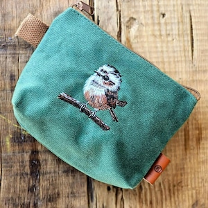 Idea de regalo para amantes de las aves, bolso bordado para mujer, neceser con diseño de pájaro, bolso artesanal, neceser marrón, neceser de lona con cremallera, bolso artesanal.