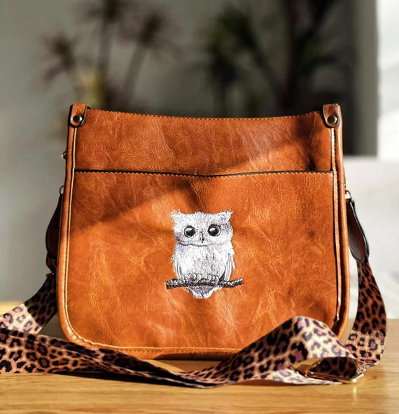 刺繍入りフクロウのクロスボディバッグ：レザーサッチェル、鳥好きへの 