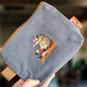 Regalo para amantes de los cocodrilos, bolso azul bordado, bolso bordado para mujer, bolsito de lino pequeño, bolso de lona con cremallera, estuche para lápices azul