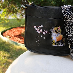 bestickte Ledertasche,Katzen Tasche,Boho Ledertasche,hand bestickte Crossbody Tasche,moderne Schultertasche,Geschenk für Sie,Katzentasche