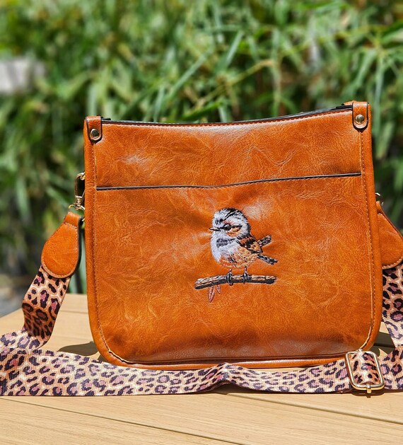Bolso bandolera de piel bordado a mano: diseño de pájaro  display picture 3