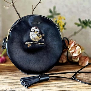 Runde Ledertasche, Vogelliebhabertasche, minimalistisches Vogelgeschenk, von der Natur inspirierte Tasche, schwarze Vogeltasche, Originaldesigntasche, handgefertigte Umhängetasche