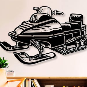 以下が含まれることがあります： 白黒の雪上車のイラスト。雪上車にはスキー、座席、履帯が備わっています。デザインは、壁の装飾などに適した、様式化された二次元表現です。画像はニュートラルな背景に設定されています。