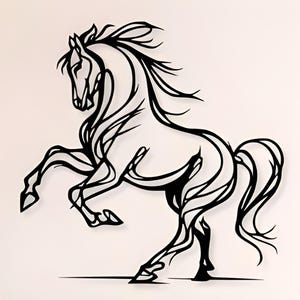 Puede incluir: Una obra de arte mural de metal negro que representa un caballo encabritado. El caballo está estilizado con líneas fluidas, creando una representación artística dinámica. La obra de arte está montada en una pared blanca, encima de un mueble de madera.