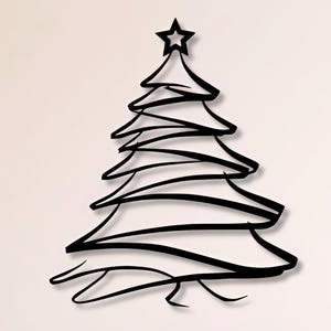 Pode incluir: Decoração de parede de metal preto com uma árvore de Natal com uma estrela. A árvore é feita de linhas curvas em camadas. É montada numa parede branca acima de um armário de madeira e uma cadeira de estilo moderno.