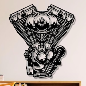 Pode incluir: Ilustração em preto e branco de um motor de motocicleta, com detalhes intrincados, montado em uma parede branca acima de uma prateleira de madeira com livros e uma poltrona de couro marrom.