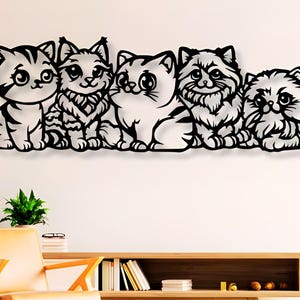 Puede incluir: Arte mural de metal negro que representa cinco gatos estilizados. Cada gato tiene un diseño único, con diferentes patrones de pelaje y expresiones. La obra de arte está montada en una pared blanca.
