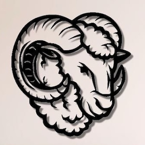 Op de afbeelding: Zwarte metalen wanddecoratie van een ramhoofd met gekrulde hoorns. Het ramhoofd is naar links gericht en de hoorns zijn om het hoofd gekruld. Het ramhoofd is in een gestileerd ontwerp met een gedetailleerde omtrek.