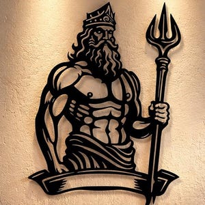 Könnte beinhalten: Schwarze Metall-Wandkunst, die eine muskulöse Figur mit einem Dreizack und einer Krone darstellt. Das Kunstwerk ist an einer strukturierten, hellfarbigen Wand über einem Holzschrank und einem Ledersessel angebracht. Die Figur hält einen Dreizack.