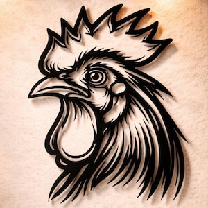 Pode incluir: Decoração de parede em metal preto com a cabeça de um galo. O galo é uma silhueta detalhada com crista, barbela e penas. A arte é montada numa parede texturizada de cor clara, com um design de interiores moderno.