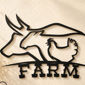 Könnte beinhalten: Ein Wandkunstobjekt aus schwarzem Metall, das die Silhouetten einer Kuh, eines Pferdes und eines Huhns über dem Wort FARM in fetten Blockbuchstaben zeigt. Das Design besteht aus einer durchgehenden Form mit klaren, scharfen Kanten.