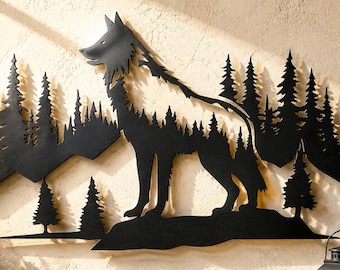 Puede incluir: Una pieza de arte mural de metal negro que presenta la silueta de un lobo de pie en un bosque. El diseño integra el cuerpo del lobo con un paisaje denso de pinos y picos montañosos, creando una forma recortada, plana, oscura y continua.