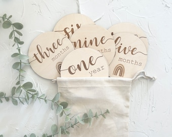 Discos de madera grabados para hitos de bebé, diseño de arcoíris, accesorios para fotos