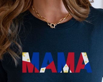 Puede incluir: Camiseta negra con la palabra "MAMA" impresa en rojo, blanco y azul, con los colores dispuestos para parecerse a la bandera de Filipinas.
