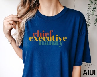 Puede incluir: Una camiseta azul con el texto "chief executive nanay" en letras mayúsculas de colores. El texto está en una fuente de estilo retro.