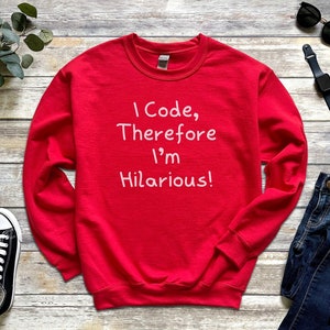K&ouml;nnte beinhalten: Roter Pullover mit wei&szlig;em Text, der "I Code, Therefore I'm Hilarious!" lautet.