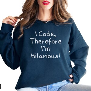 K&ouml;nnte beinhalten: Ein dunkelblauer Pullover mit dem Text "I Code, Therefore I'm Hilarious!" in wei&szlig;en Buchstaben.