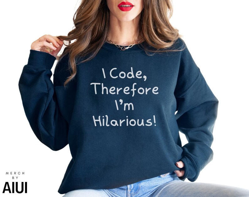 K&ouml;nnte beinhalten: Ein dunkelblauer Pullover mit dem Text "I Code, Therefore I'm Hilarious!" in wei&szlig;en Buchstaben.