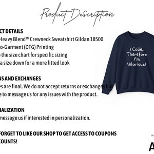 K&ouml;nnte beinhalten: Navyblauer Crewneck-Pullover mit dem in Wei&szlig; gedruckten Text "I Code, Therefore I'm Hilarious!"