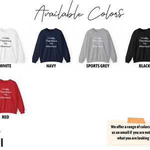 K&ouml;nnte beinhalten: Ein Sweatshirt mit dem Text "I Code, Therefore I'm Hilarious!" in wei&szlig;en Buchstaben. Das Sweatshirt ist in sechs Farben erh&auml;ltlich: Wei&szlig;, Marine, Sportgrau, Schwarz, Rot und mehr.