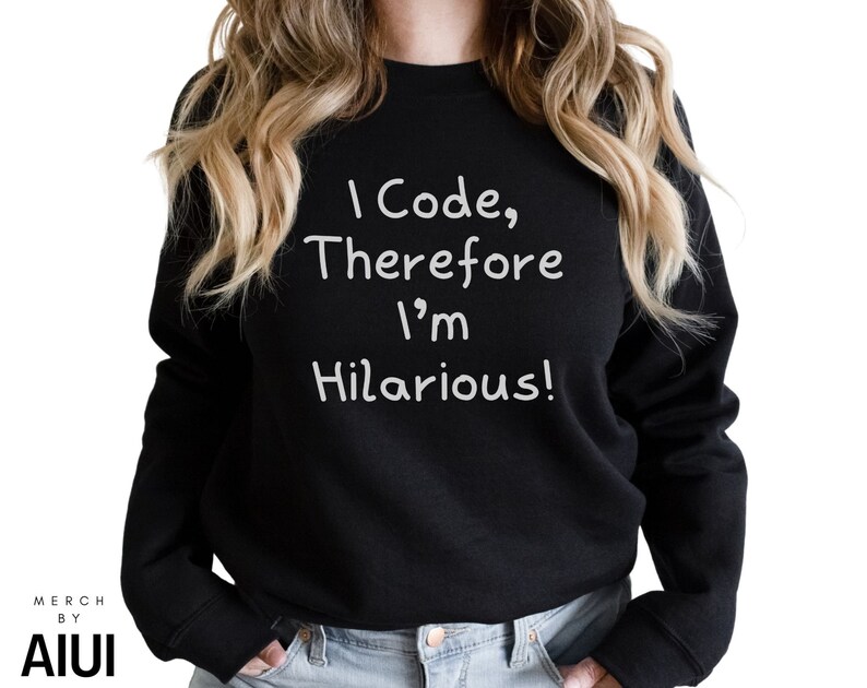 K&ouml;nnte beinhalten: Schwarzer Pullover mit wei&szlig;em Text, der "I Code, Therefore I'm Hilarious!" lautet.