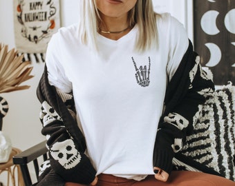 Skeleton Rock On / Camiseta blanca / Camisa de Halloween / Camisa de esqueleto / Halloween divertido / Mano de esqueleto
