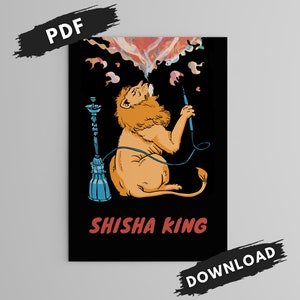 Könnte beinhalten: Illustration eines Löwen, der eine Shisha raucht, mit dem Text "SHISHA KING" in Rot. Der Löwe ist hellbraun mit einer blauen Shisha links. Der Hintergrund ist schwarz mit einem "PDF"- und "DOWNLOAD"-Banner.